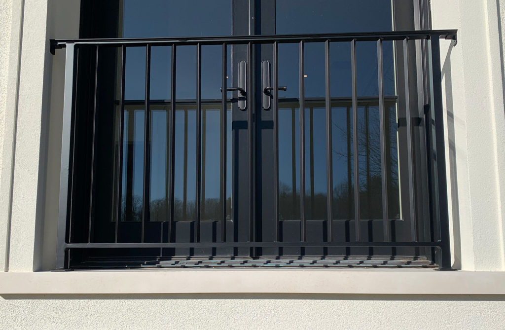 Aluminum Matte Black Powder-coated Railings | Upper Brookville, NY Aluminum Matte Black Powder-coated Railings | Upper Brookville, NY